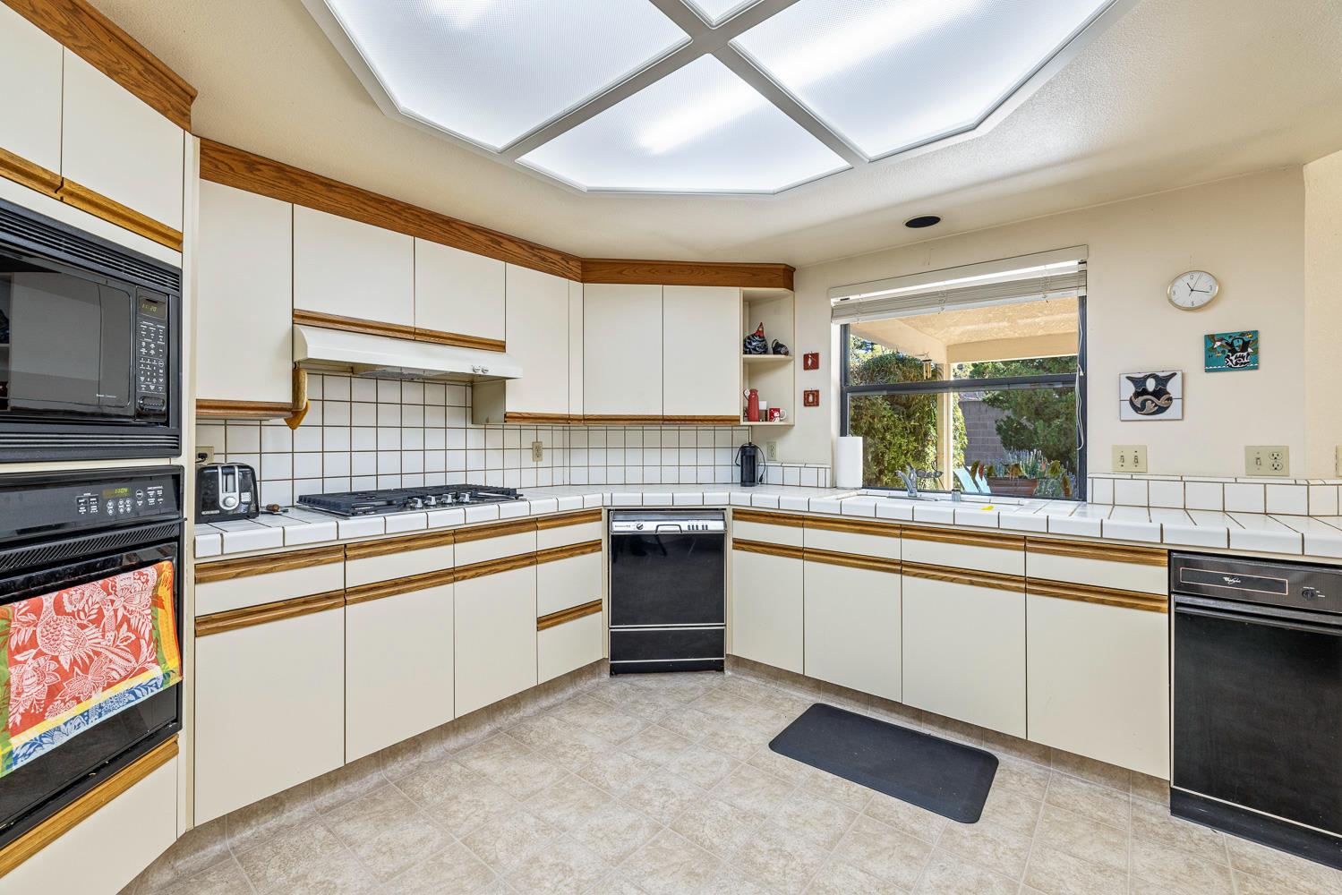 8408 N 6th St, Fresno, CA 93720