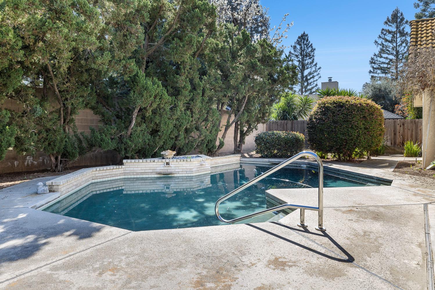 8408 N 6th St, Fresno, CA 93720