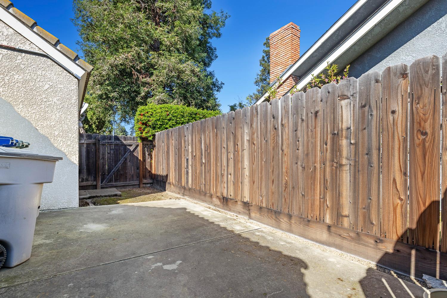 8408 N 6th St, Fresno, CA 93720