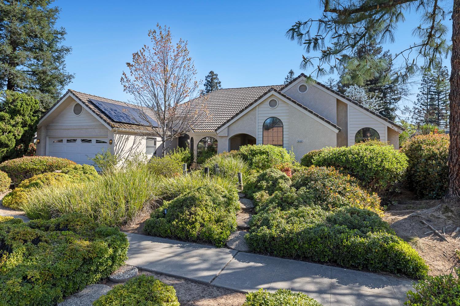 8408 N 6th St, Fresno, CA 93720