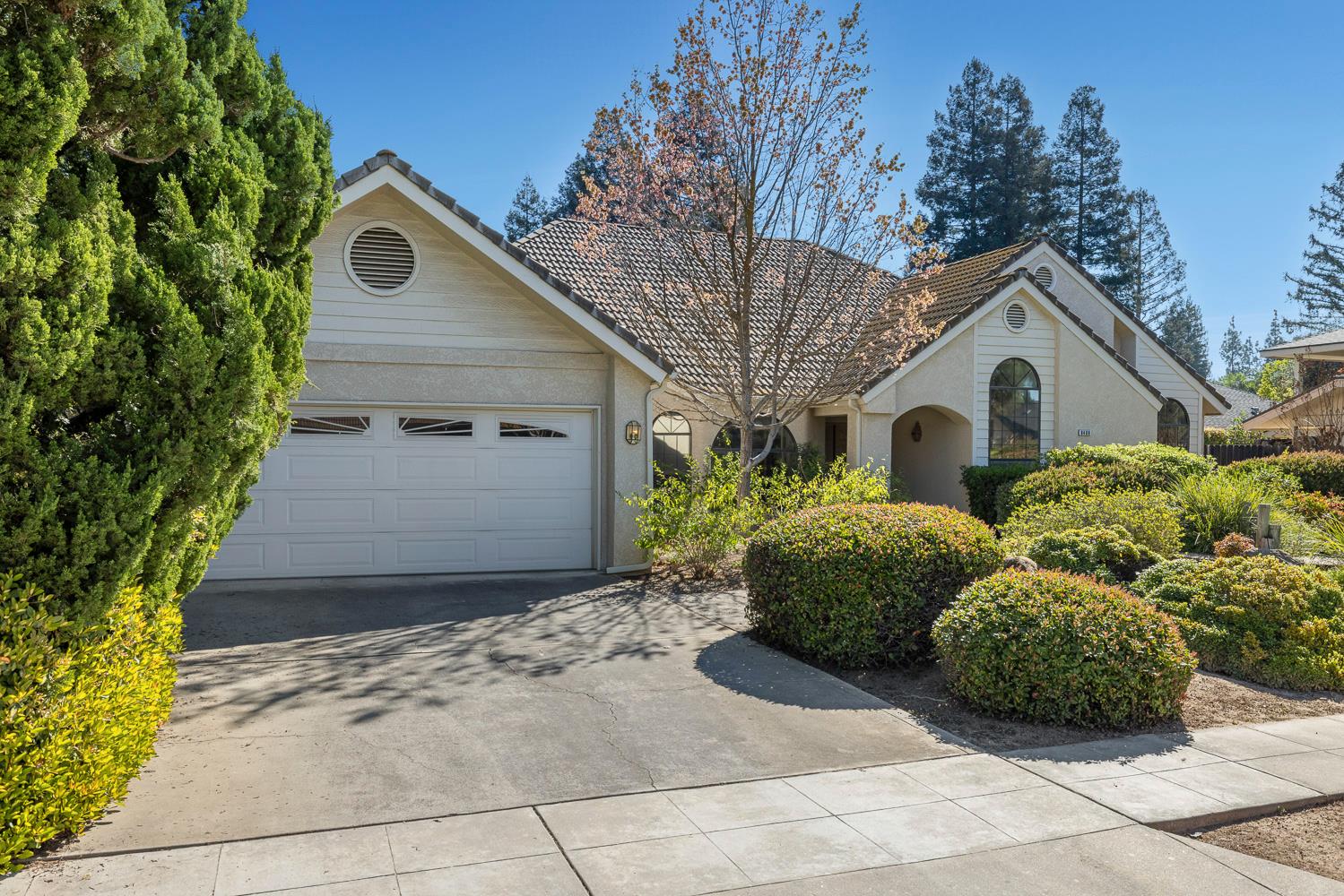 8408 N 6th St, Fresno, CA 93720