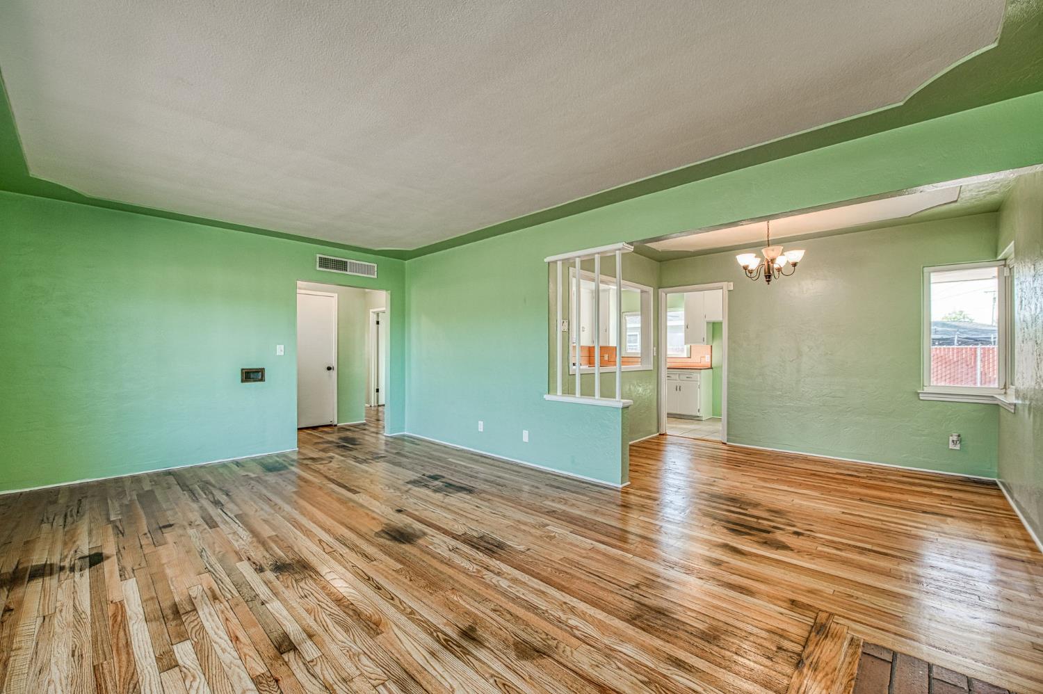 2324 E Cortland Ave, Fresno, CA 93726