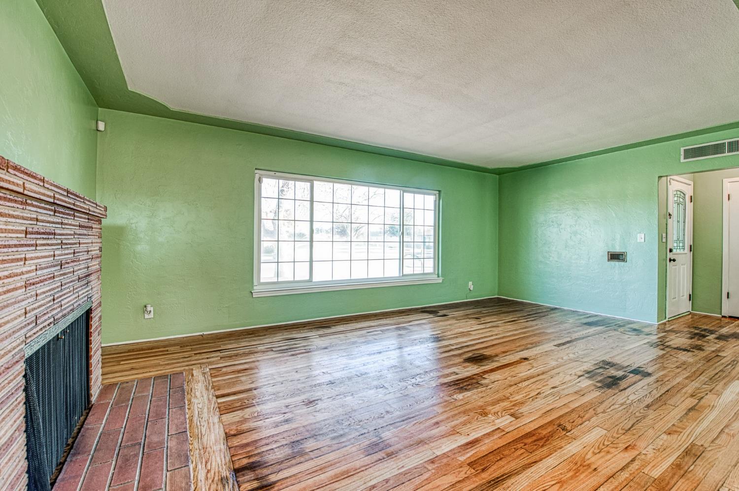 2324 E Cortland Ave, Fresno, CA 93726