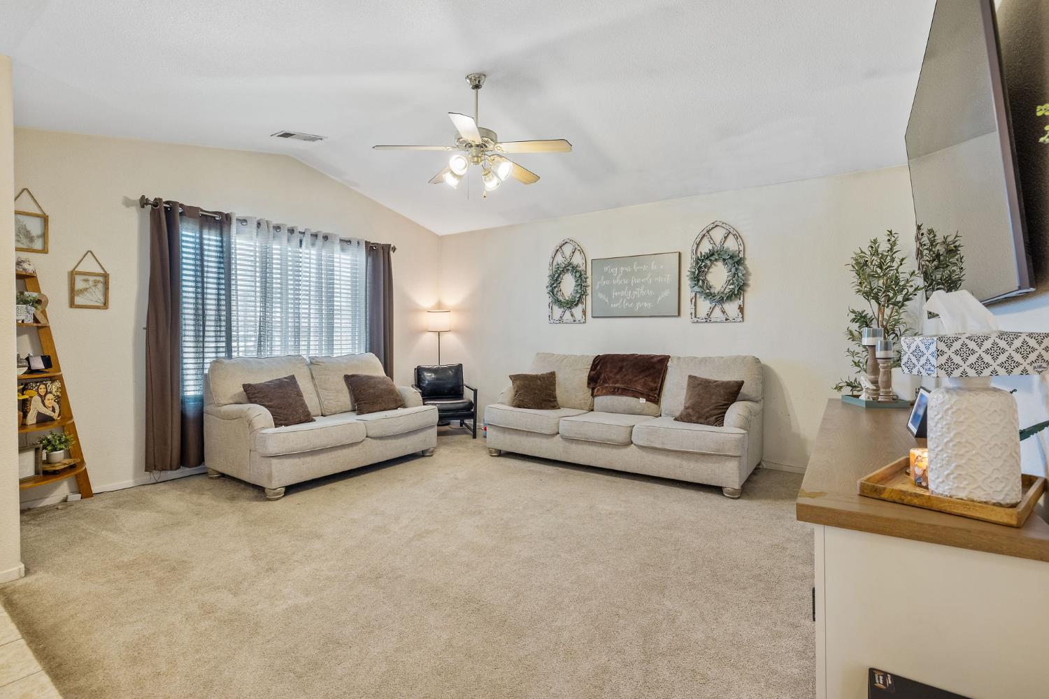 1915 Valley Springs Ave, Hanford, CA 93230