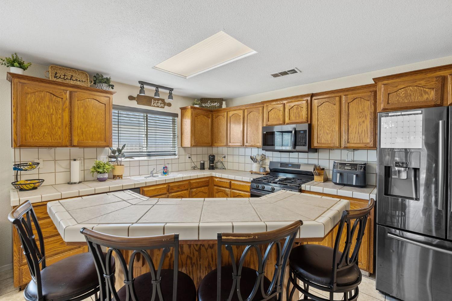 1915 Valley Springs Ave, Hanford, CA 93230