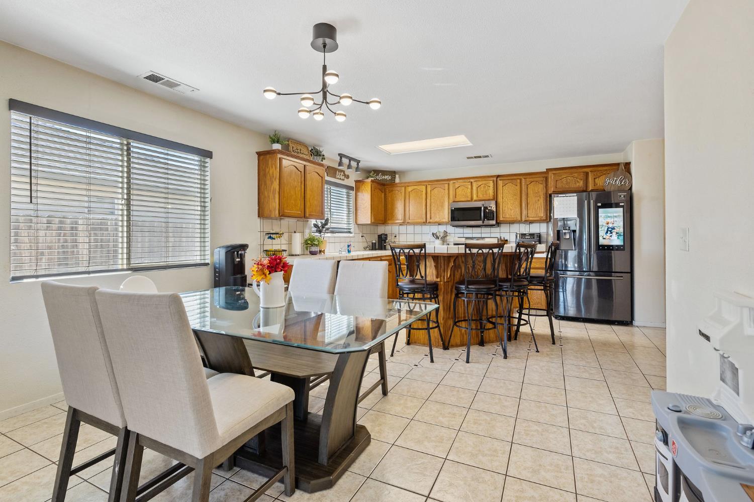 1915 Valley Springs Ave, Hanford, CA 93230