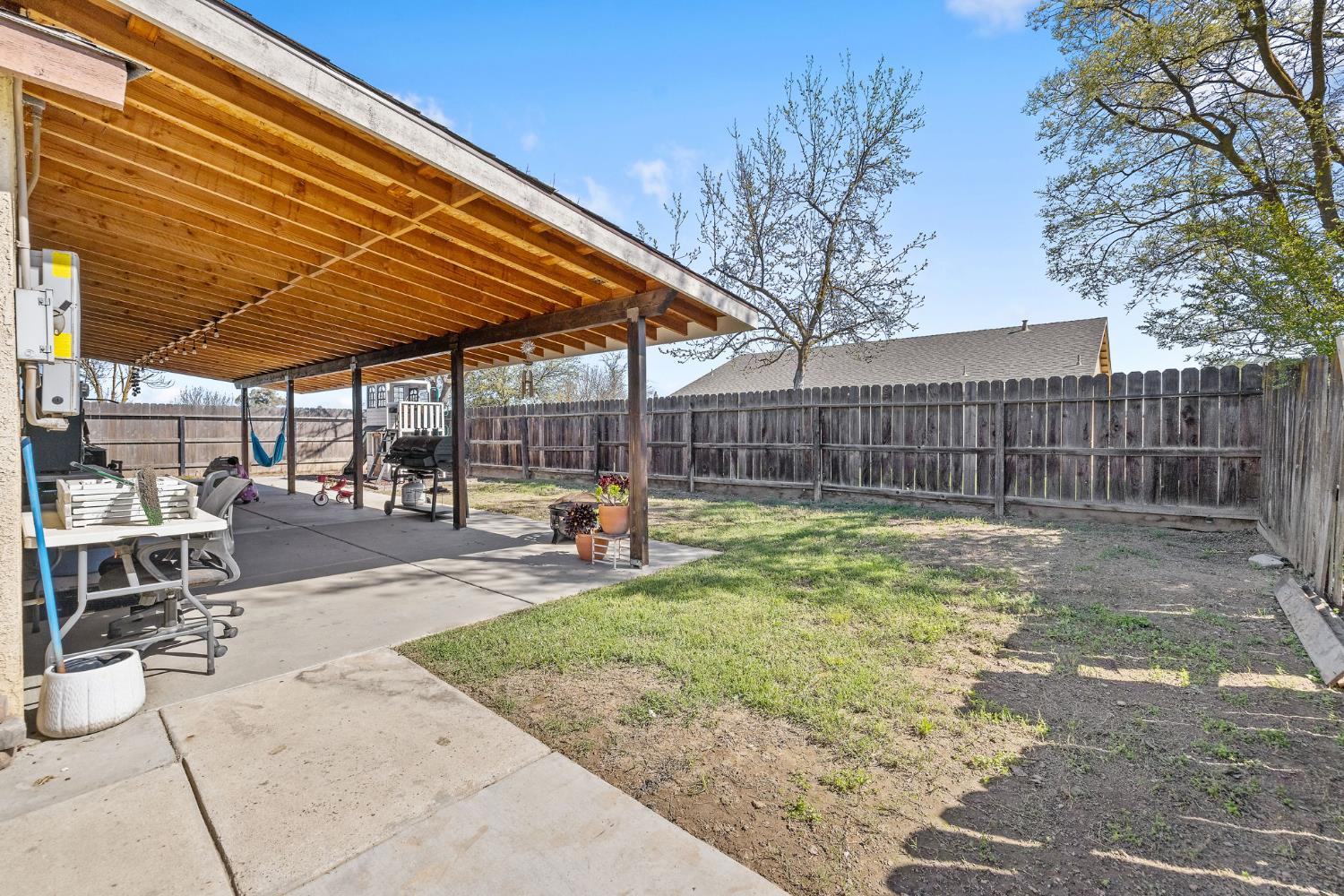 1915 Valley Springs Ave, Hanford, CA 93230