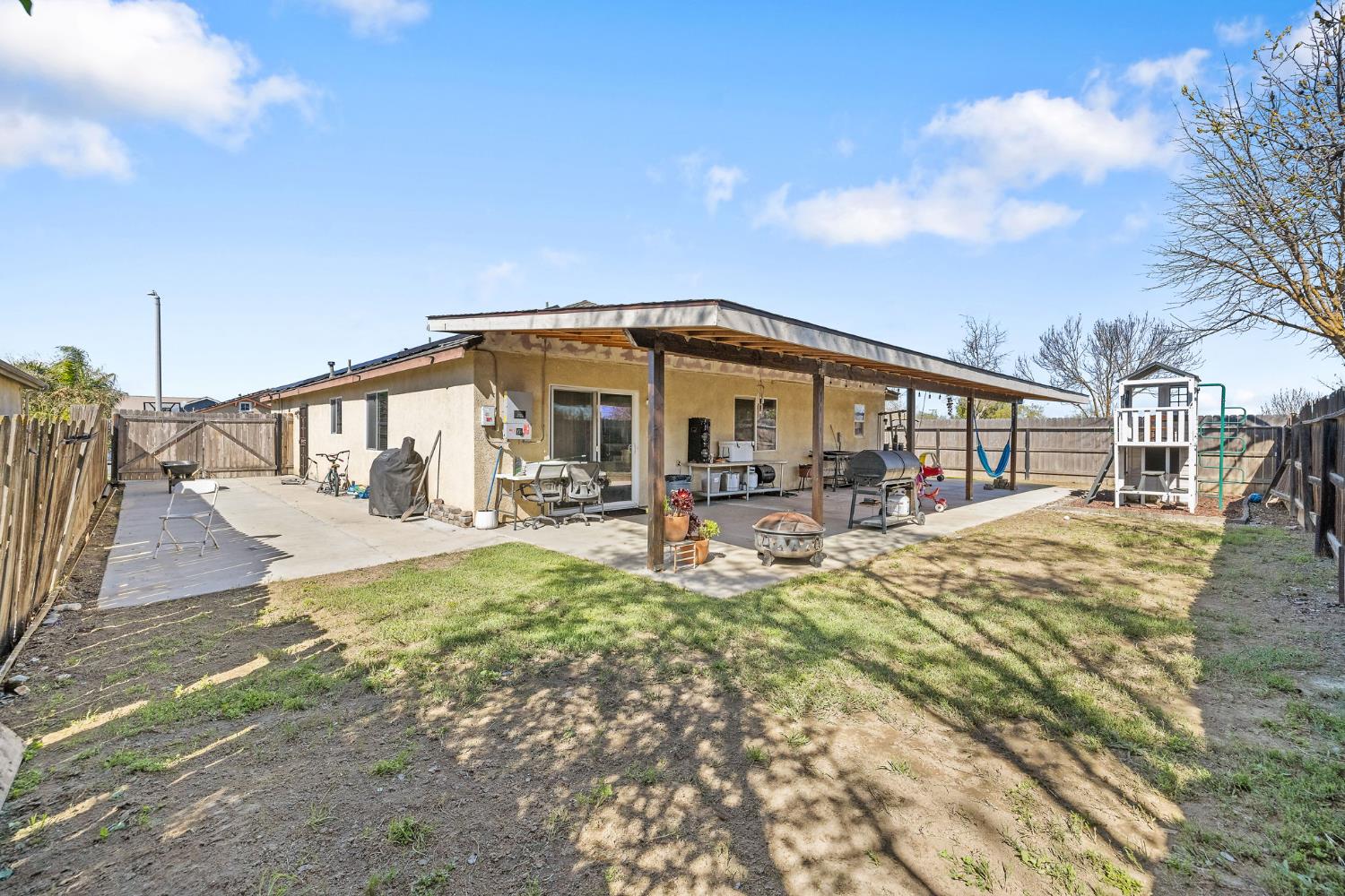 1915 Valley Springs Ave, Hanford, CA 93230