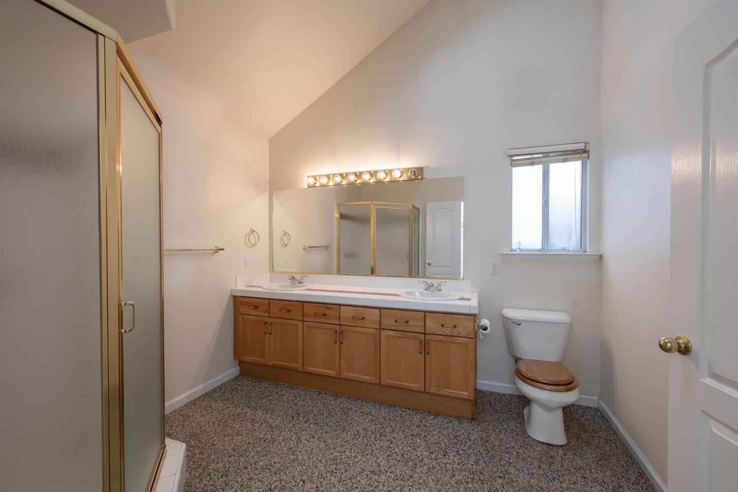 2274 E Skyview Ave, Fresno, CA 93720