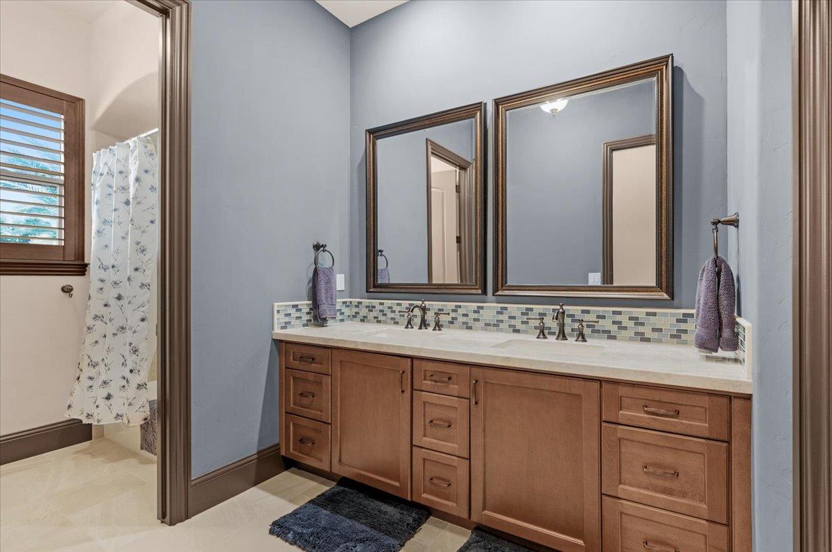 12392 N Via Tuscania Ave, Clovis, CA 93619