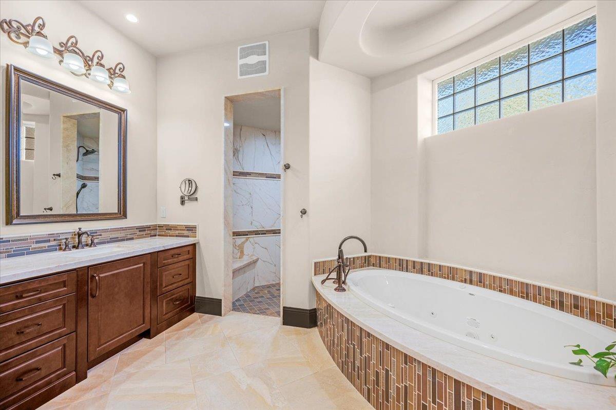 12392 N Via Tuscania Ave, Clovis, CA 93619