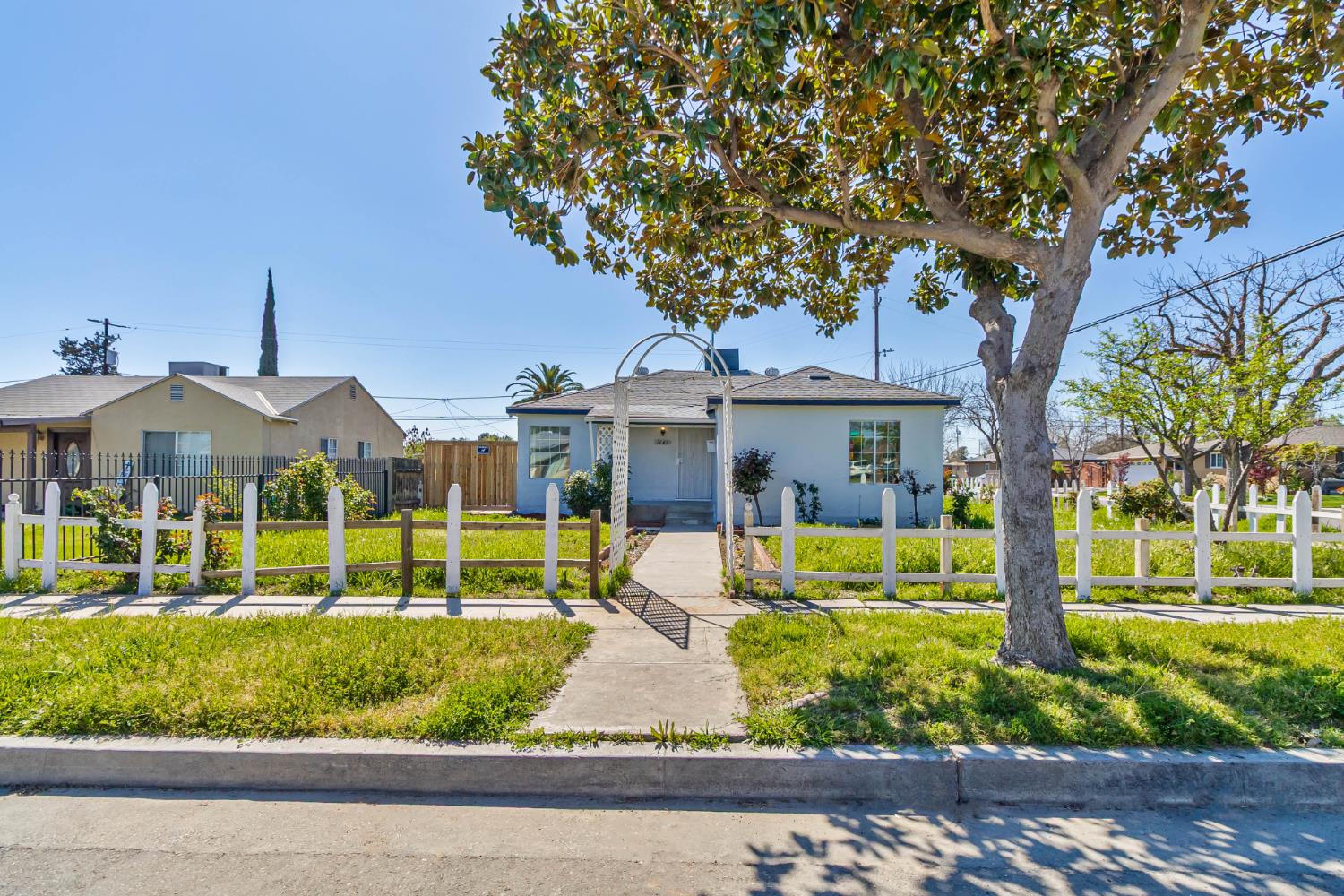1645 W Fountain Way, Fresno, CA 93705