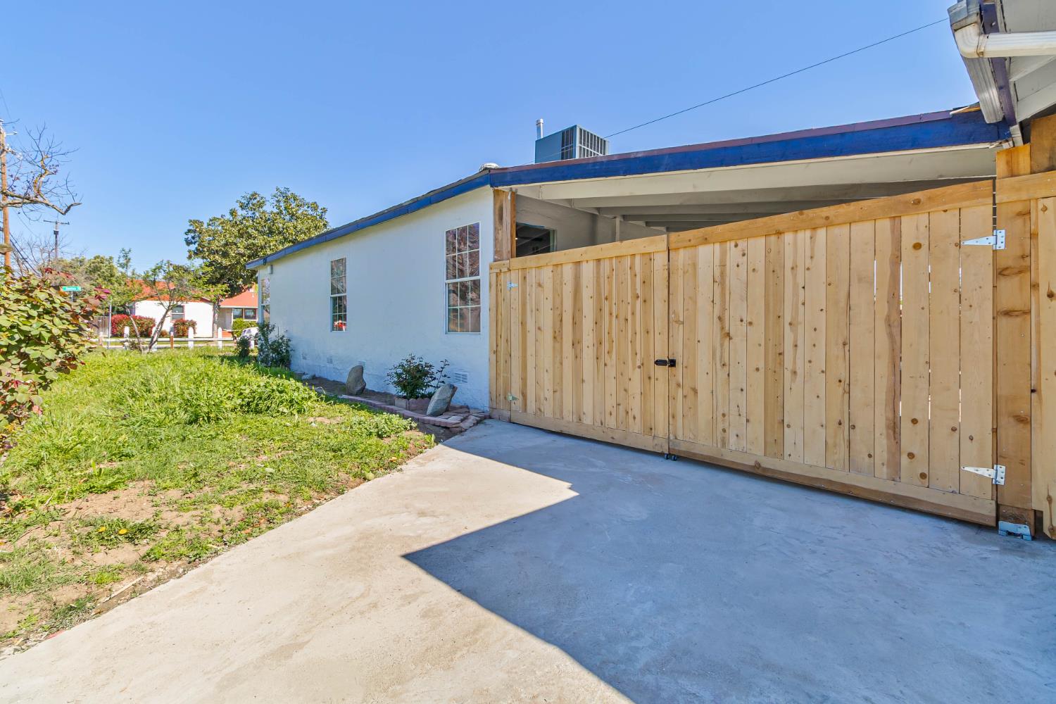 1645 W Fountain Way, Fresno, CA 93705