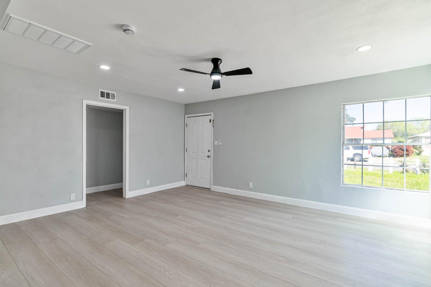 1645 W Fountain Way, Fresno, CA 93705