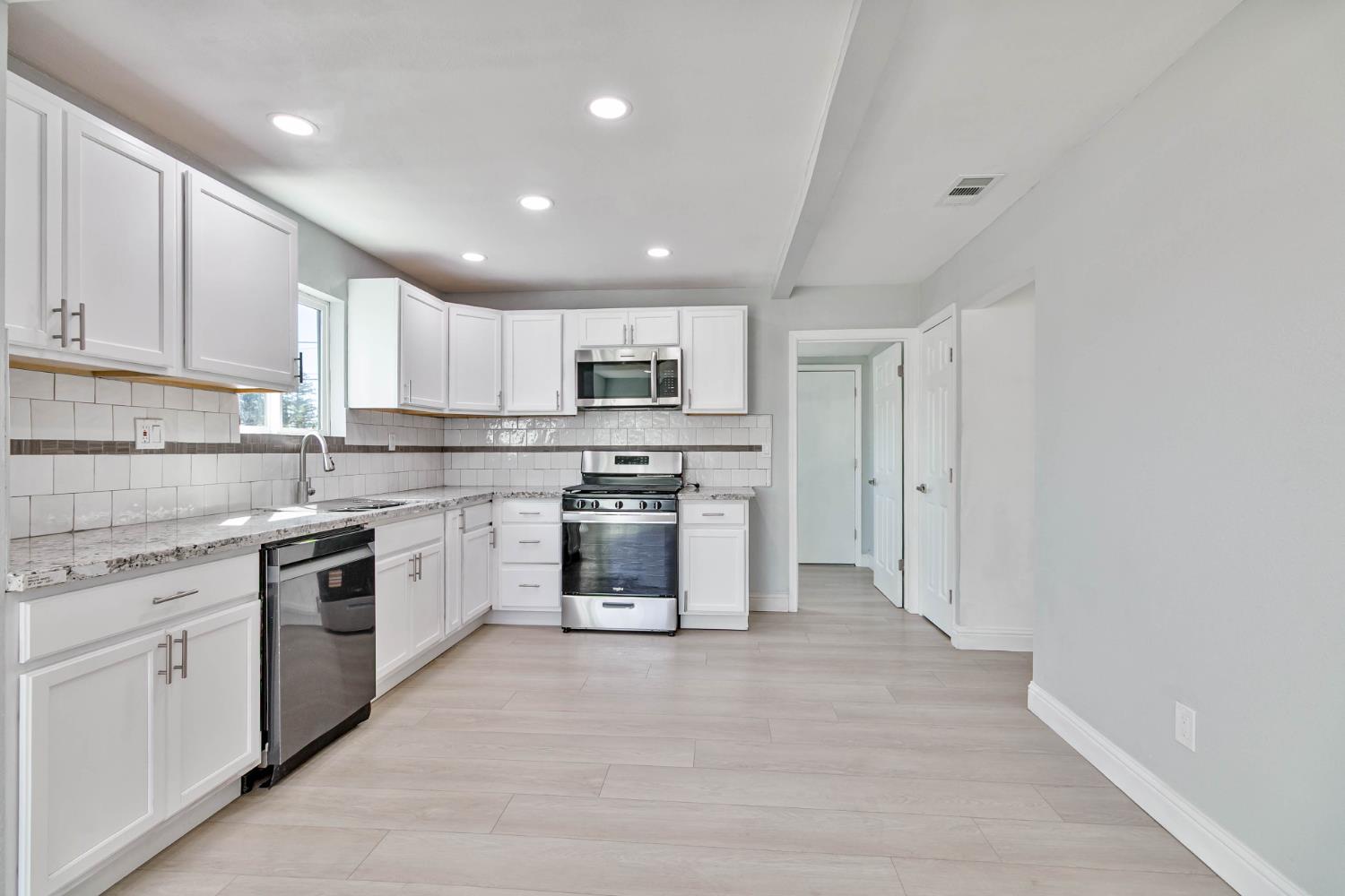 1645 W Fountain Way, Fresno, CA 93705