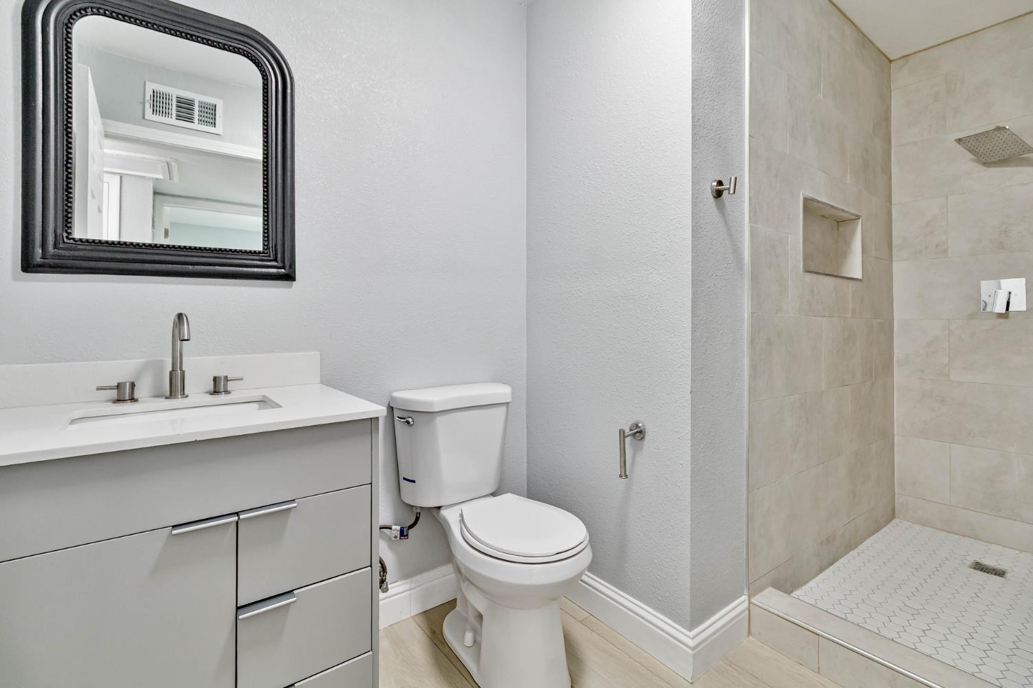 1645 W Fountain Way, Fresno, CA 93705