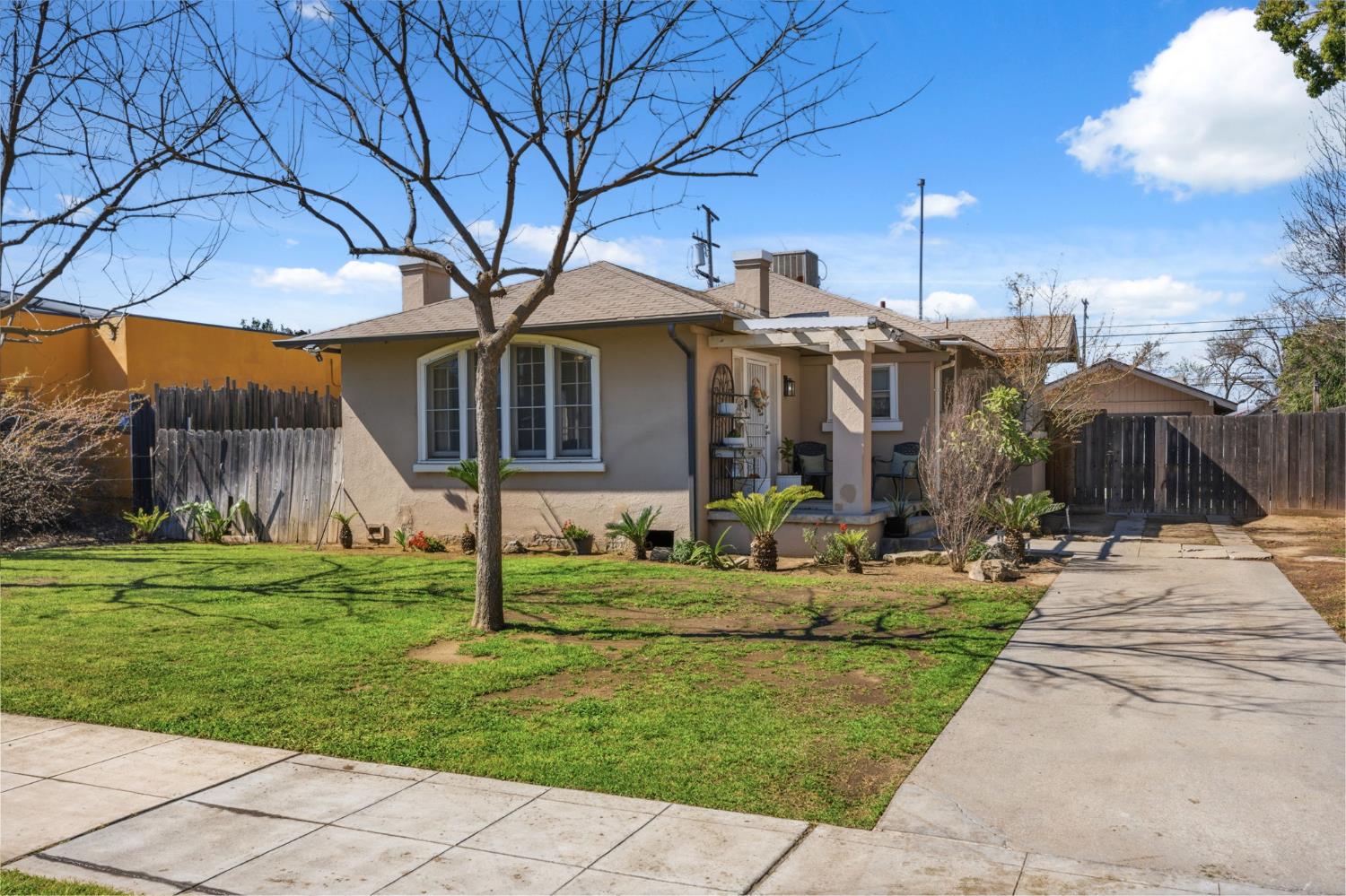 1727 N Vagedes Ave, Fresno, CA 93705