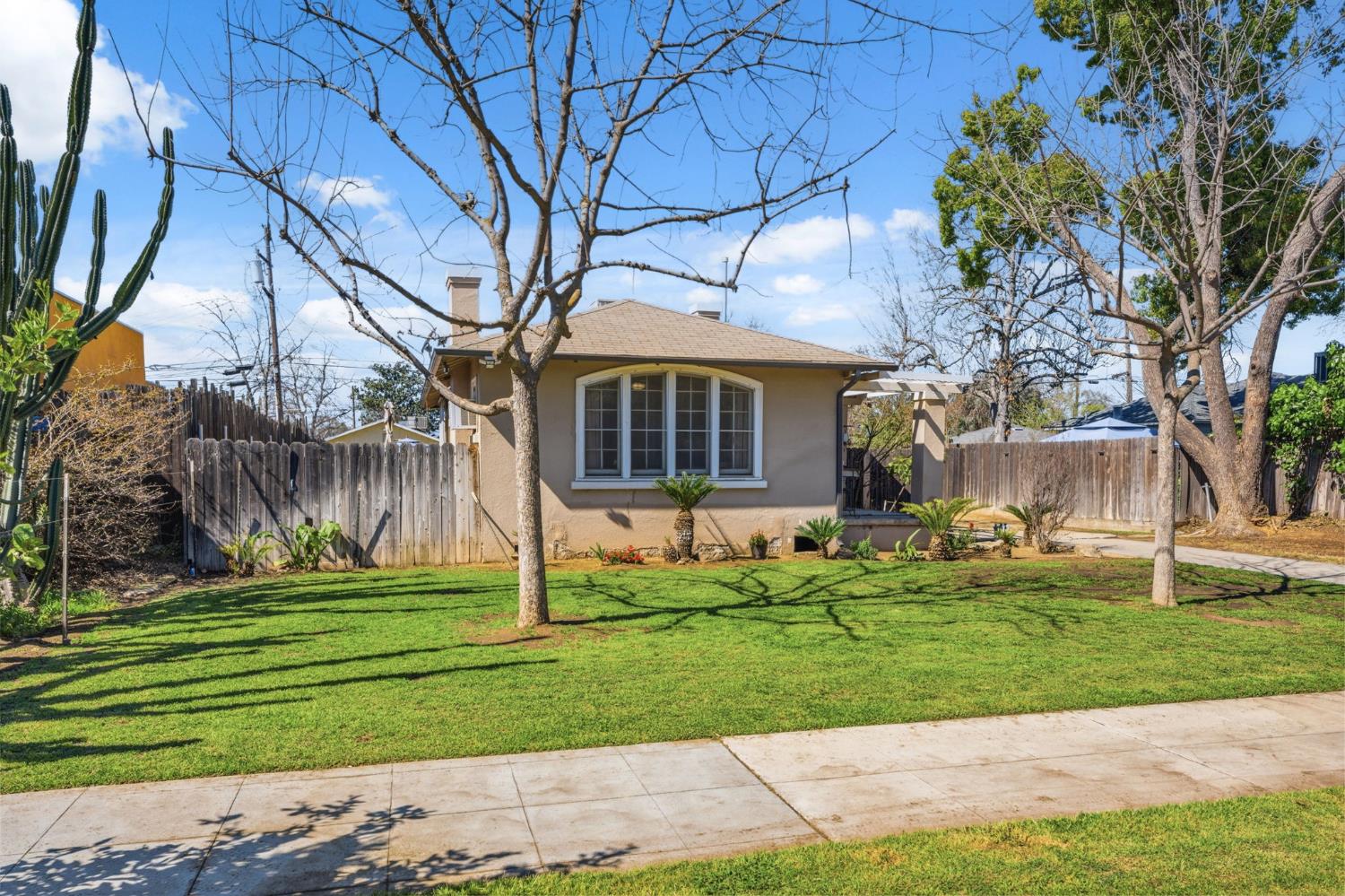 1727 N Vagedes Ave, Fresno, CA 93705