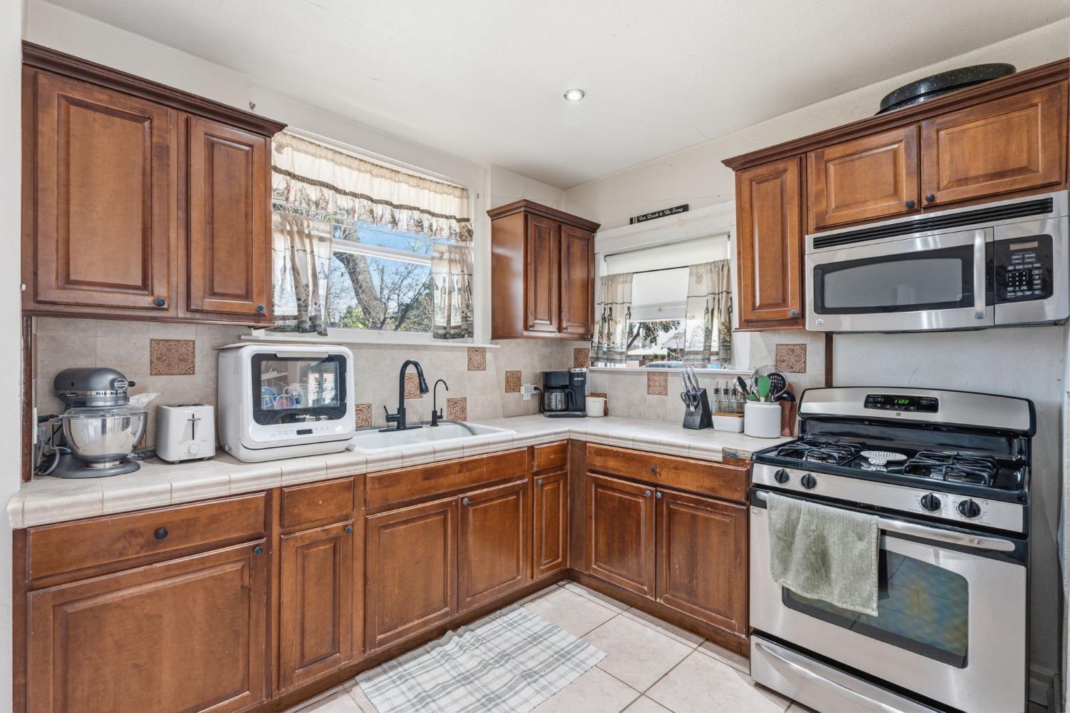 1727 N Vagedes Ave, Fresno, CA 93705