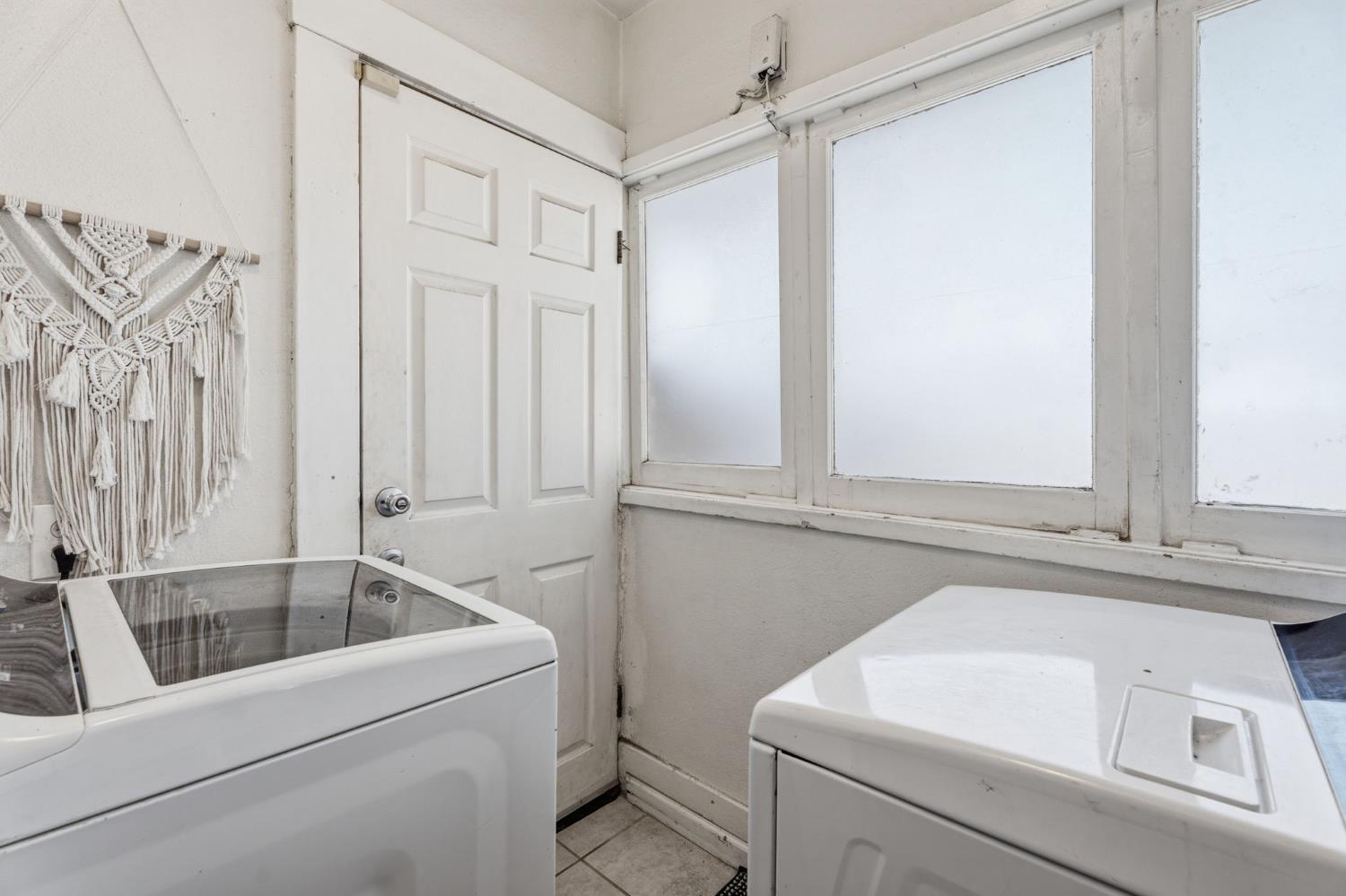 1727 N Vagedes Ave, Fresno, CA 93705