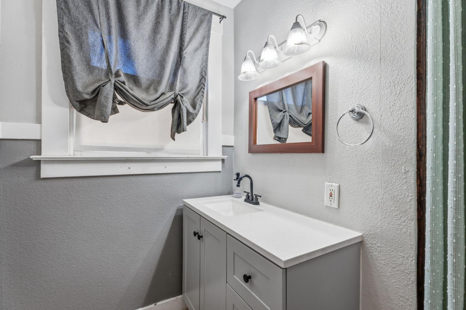 1727 N Vagedes Ave, Fresno, CA 93705