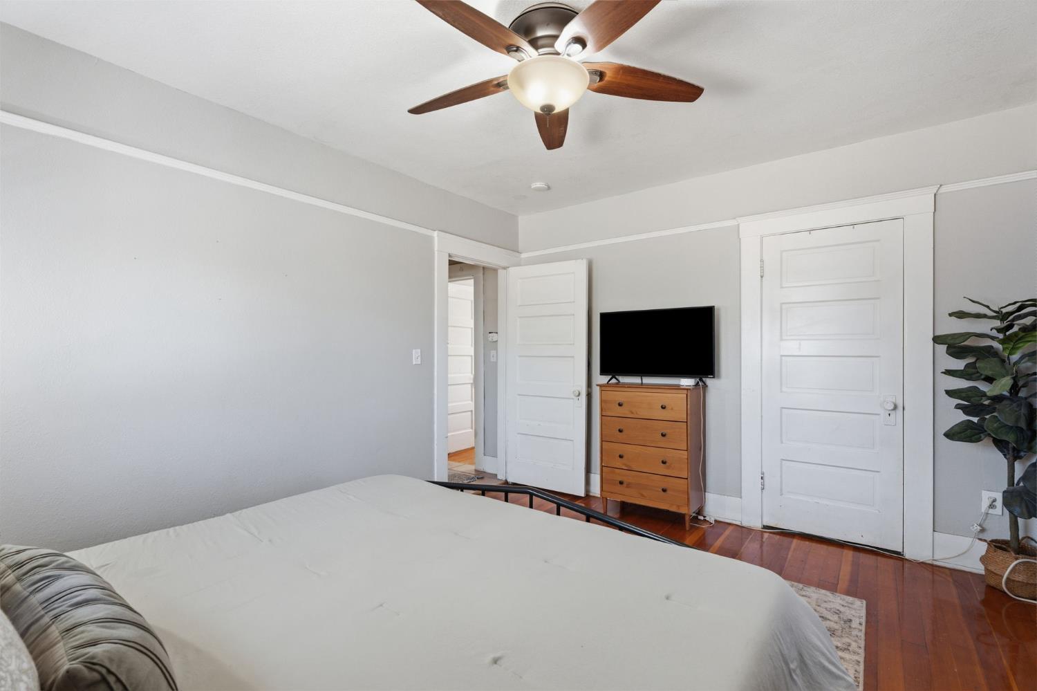 1727 N Vagedes Ave, Fresno, CA 93705