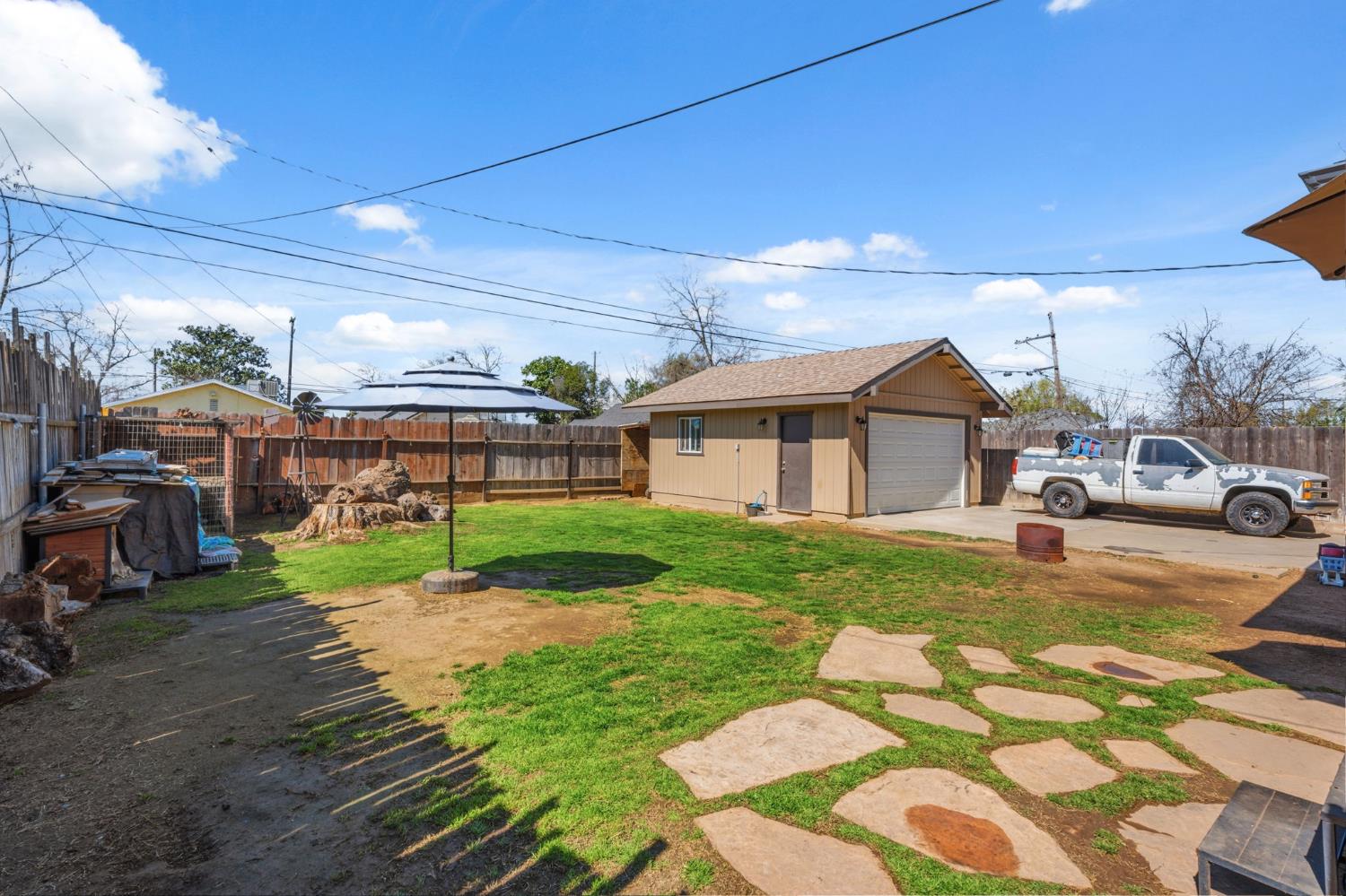 1727 N Vagedes Ave, Fresno, CA 93705