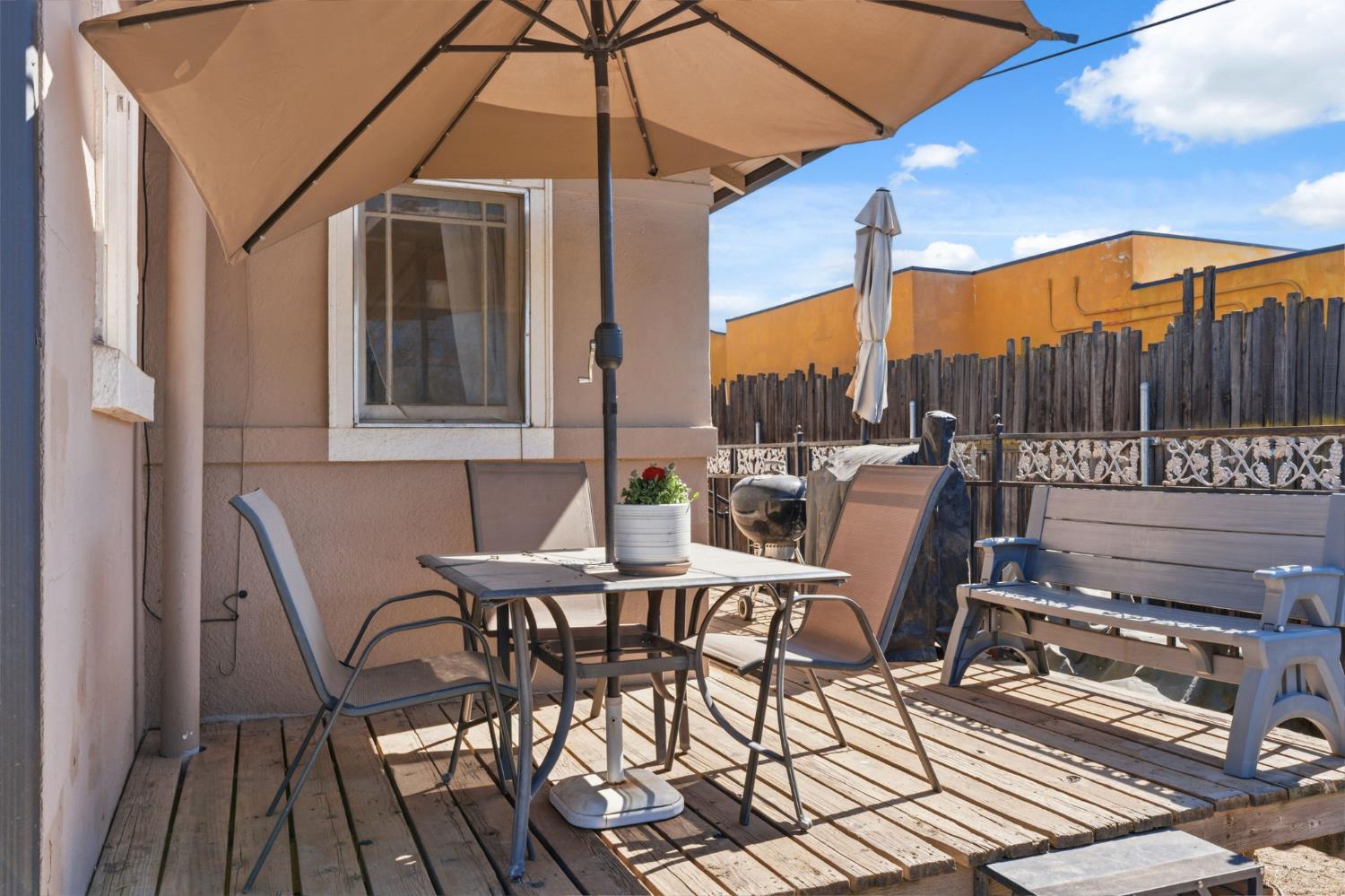 1727 N Vagedes Ave, Fresno, CA 93705