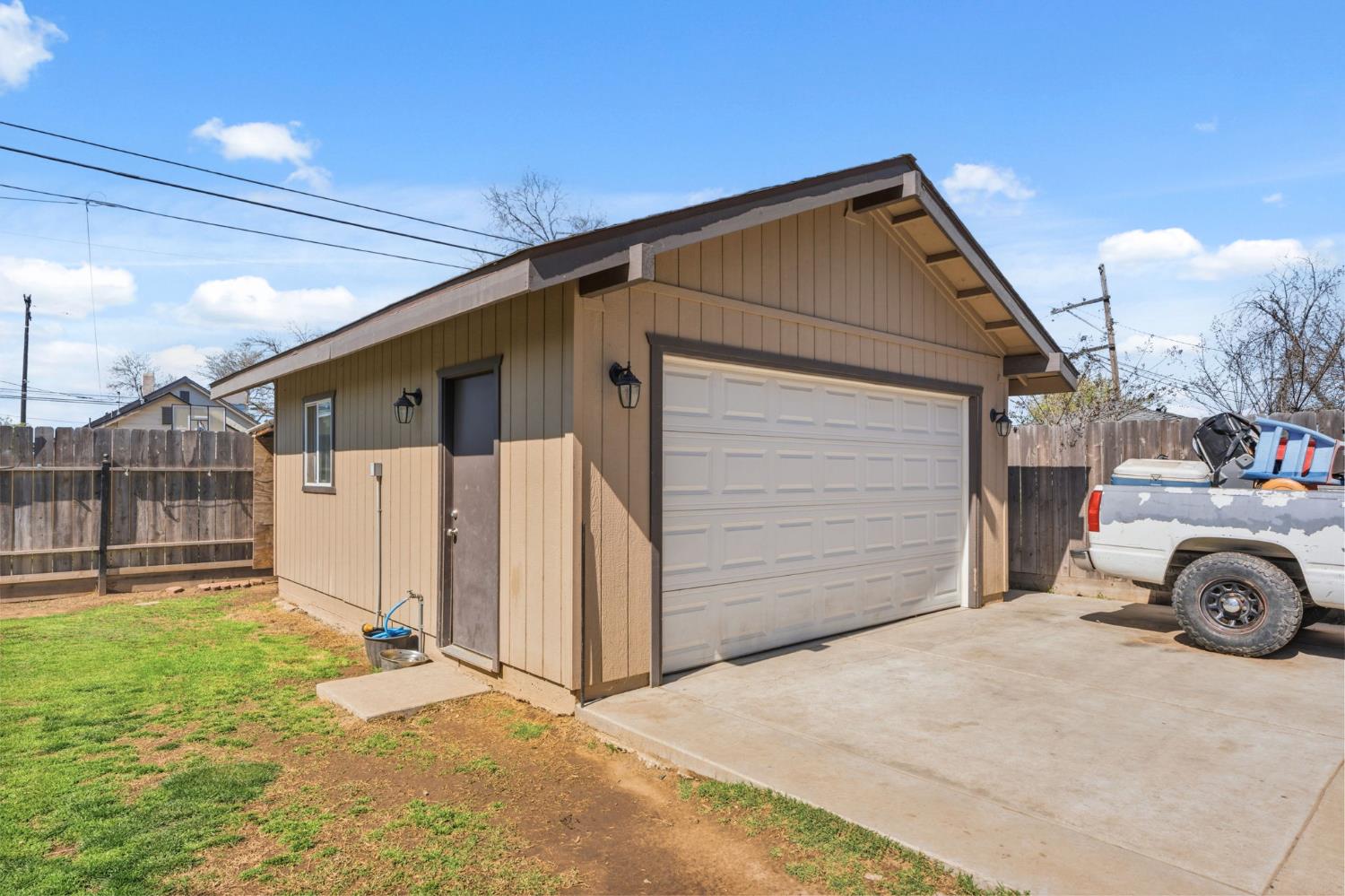 1727 N Vagedes Ave, Fresno, CA 93705