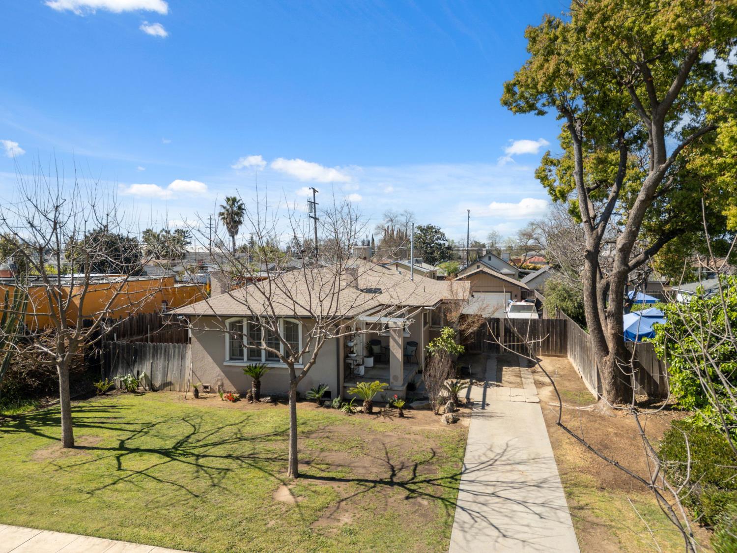 1727 N Vagedes Ave, Fresno, CA 93705