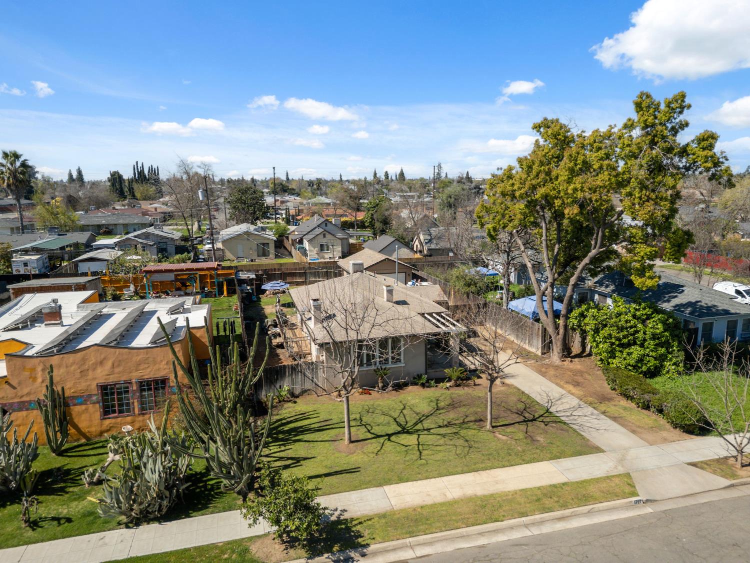 1727 N Vagedes Ave, Fresno, CA 93705