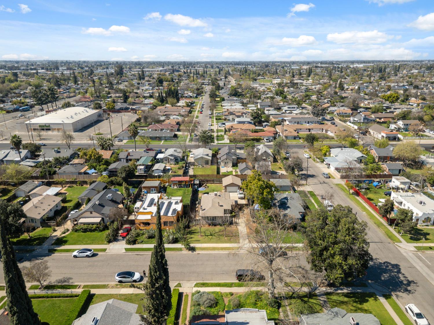 1727 N Vagedes Ave, Fresno, CA 93705