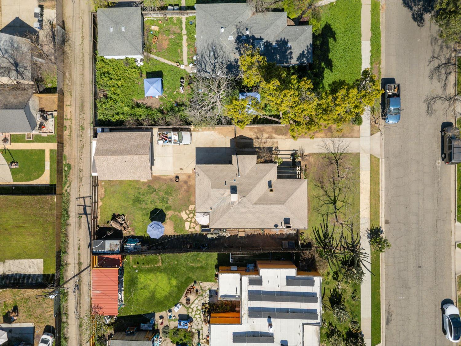 1727 N Vagedes Ave, Fresno, CA 93705