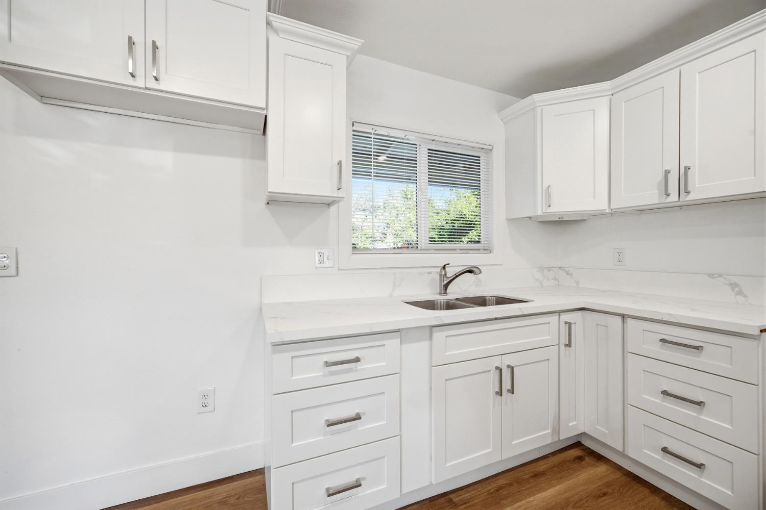 755 H St, Parlier, CA 93648