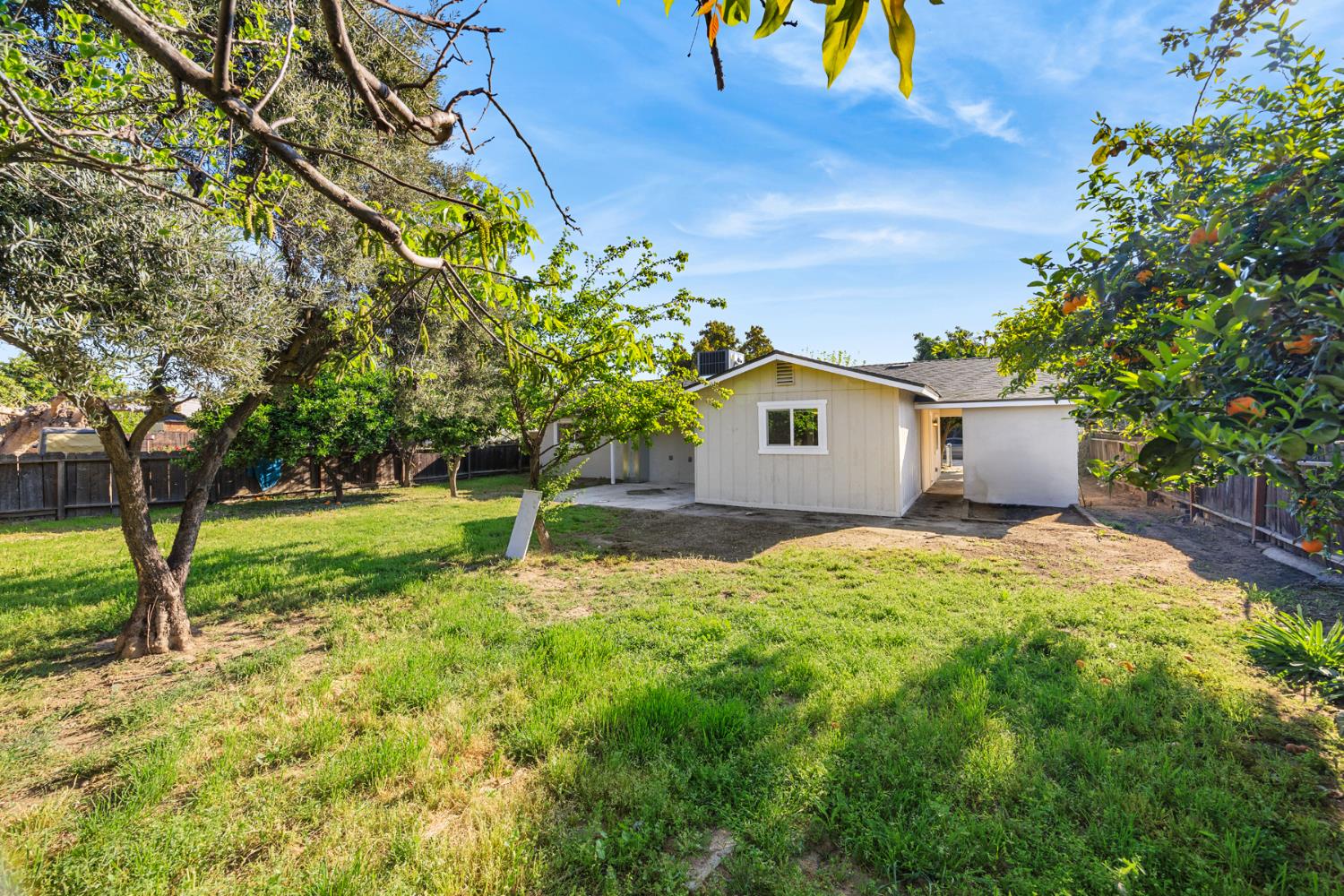 755 H St, Parlier, CA 93648