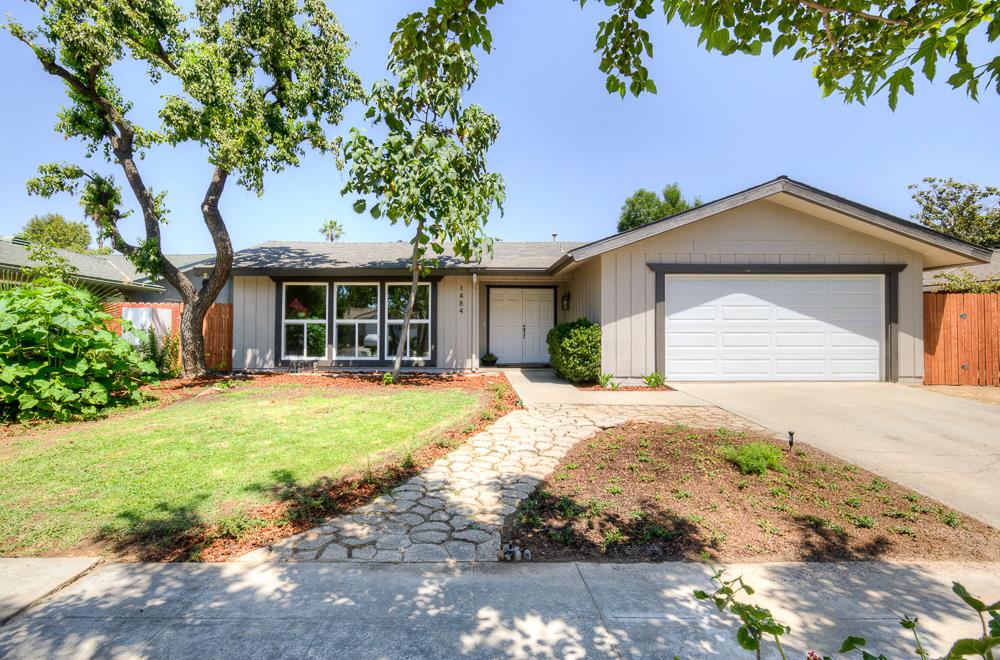 1484 W Indianapolis Ave, Fresno, CA 93705