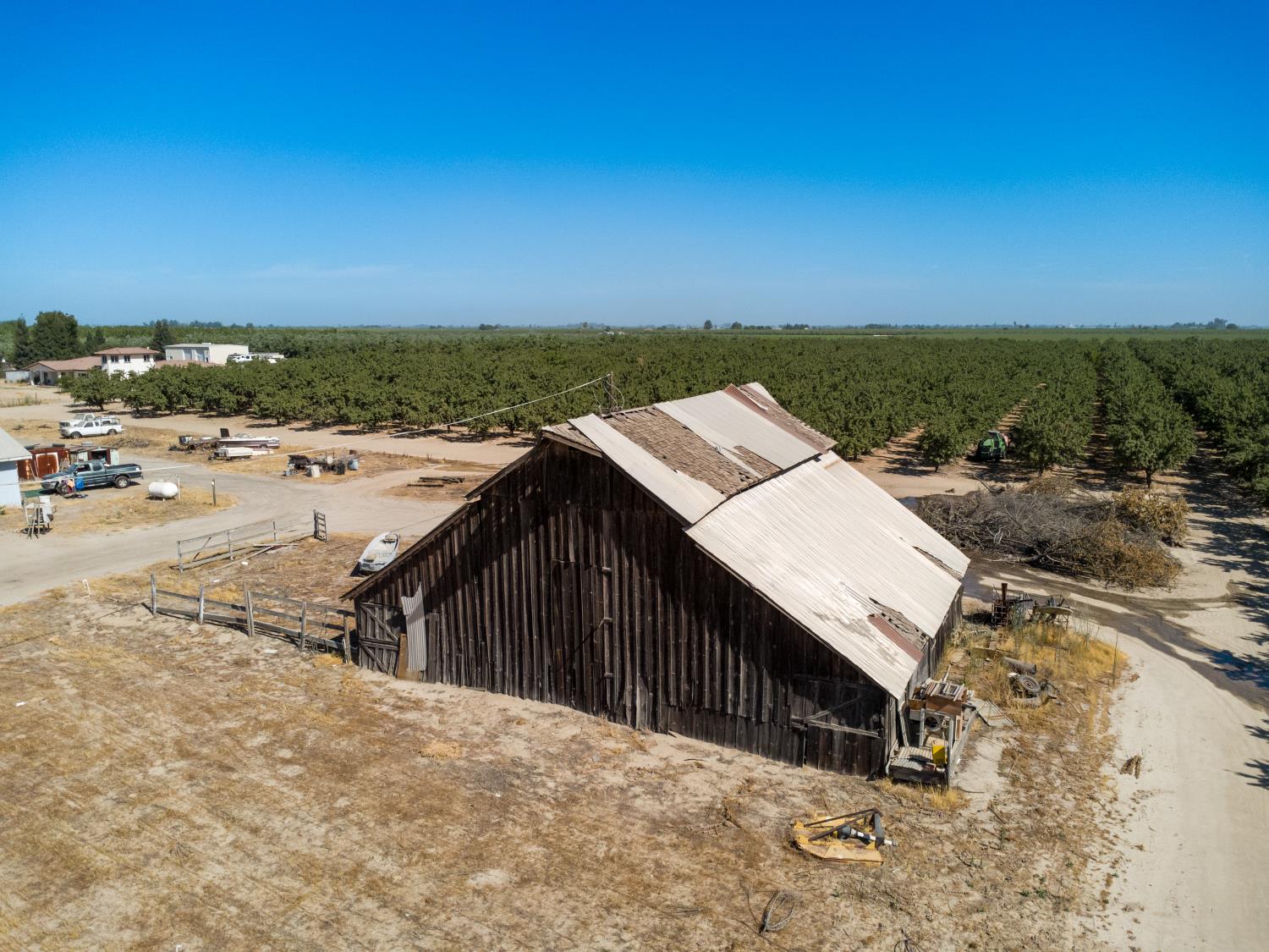 10454 E Clarkson Ave, Kingsburg, CA 93631