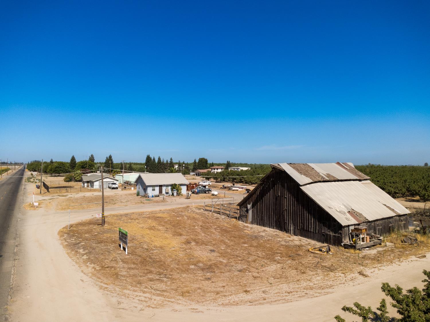 10454 E Clarkson Ave, Kingsburg, CA 93631