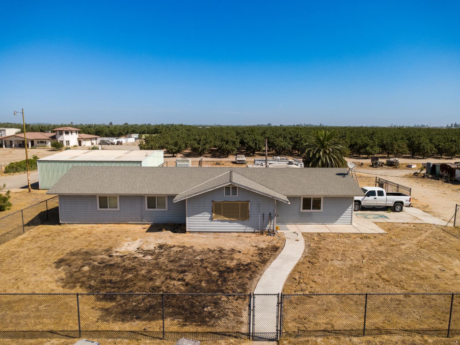 10454 E Clarkson Ave, Kingsburg, CA 93631