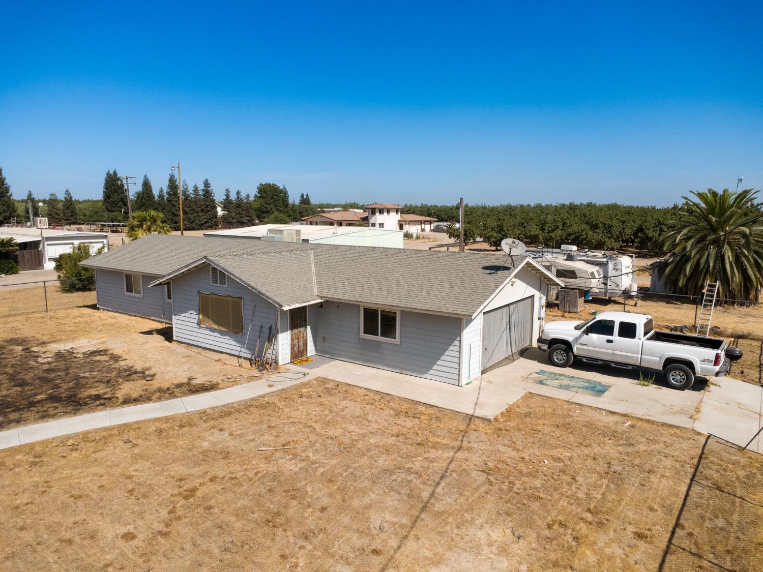 10454 E Clarkson Ave, Kingsburg, CA 93631