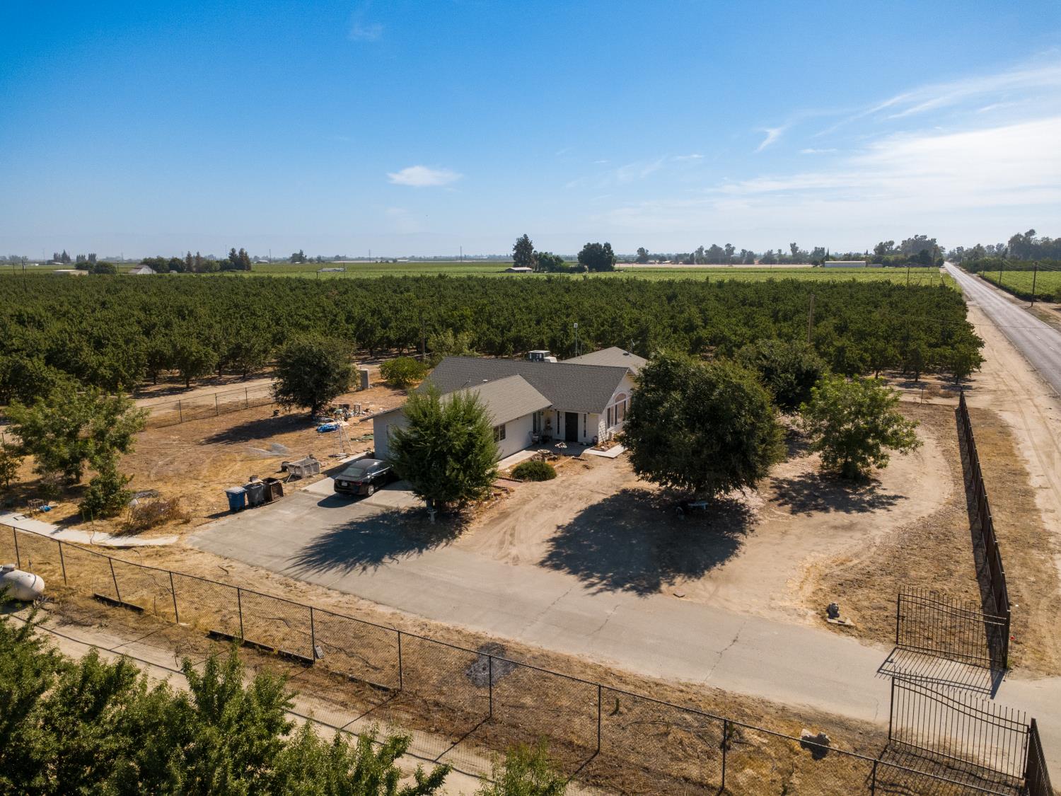 10454 E Clarkson Ave, Kingsburg, CA 93631