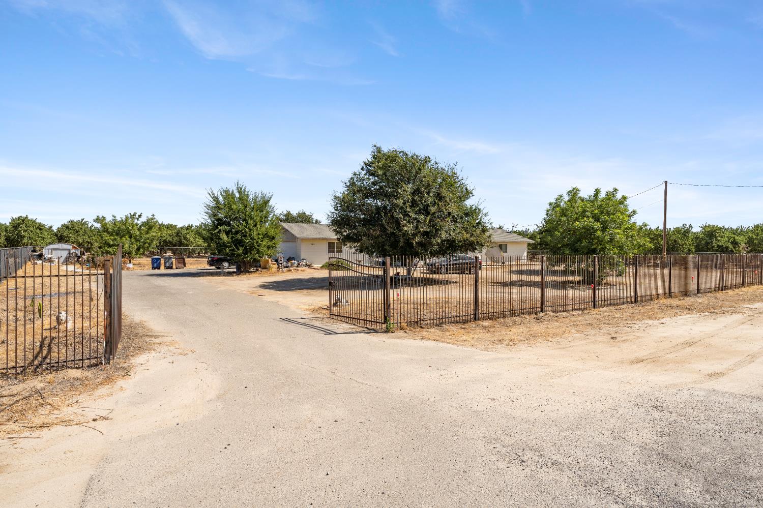 10454 E Clarkson Ave, Kingsburg, CA 93631
