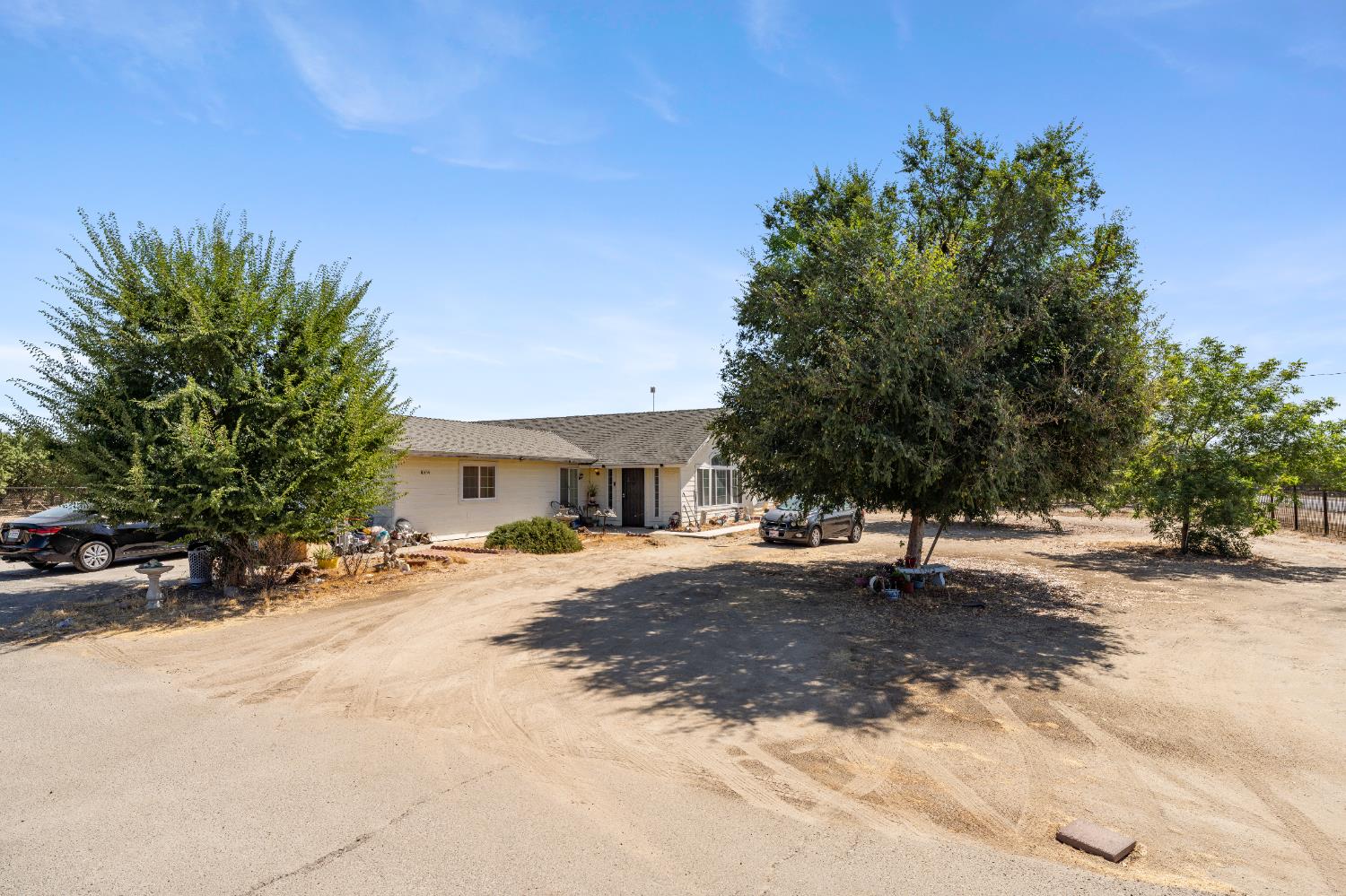 10454 E Clarkson Ave, Kingsburg, CA 93631