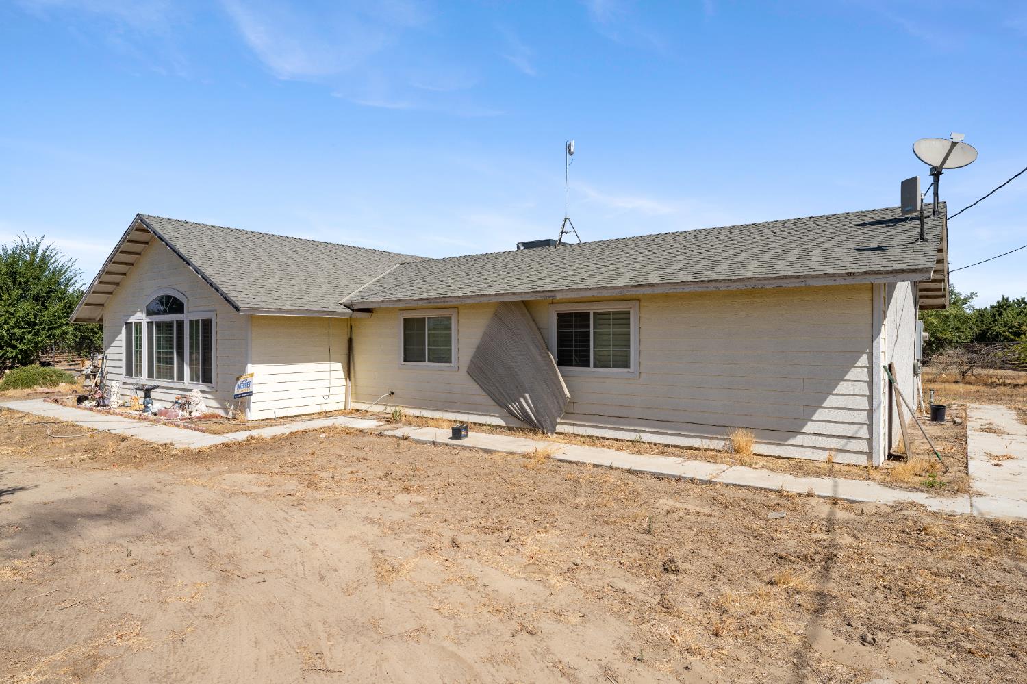 10454 E Clarkson Ave, Kingsburg, CA 93631
