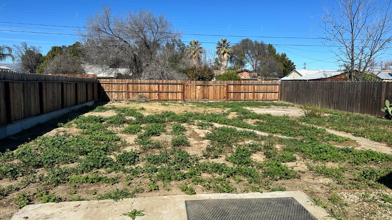 749 E Pleasant St, Coalinga, CA 93210