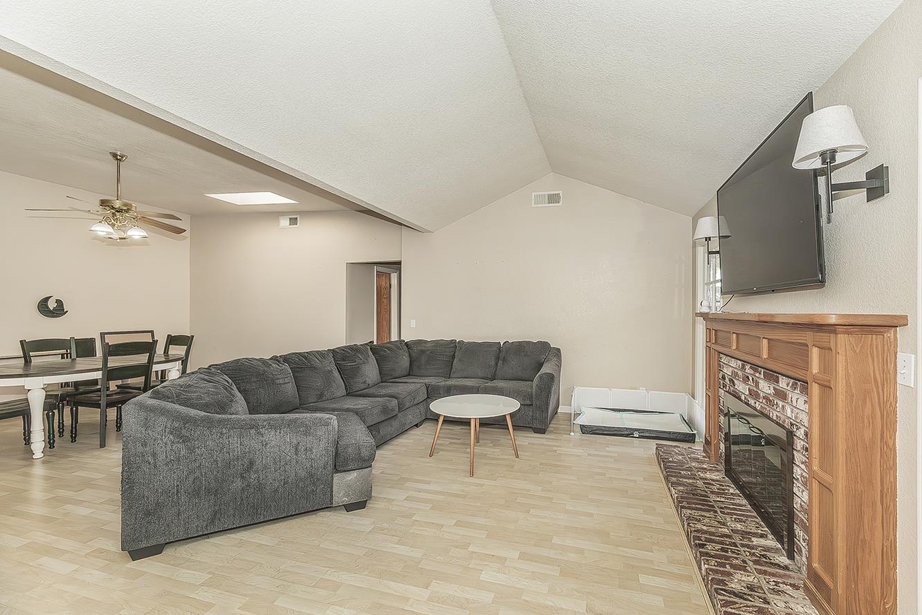 125 Queen Ln, Madera, CA 93637