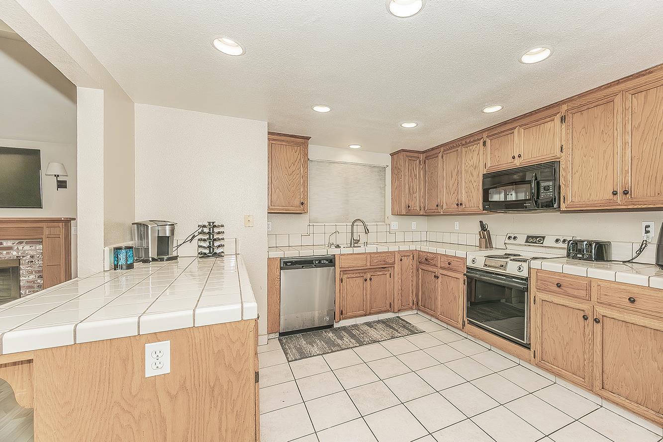 125 Queen Ln, Madera, CA 93637