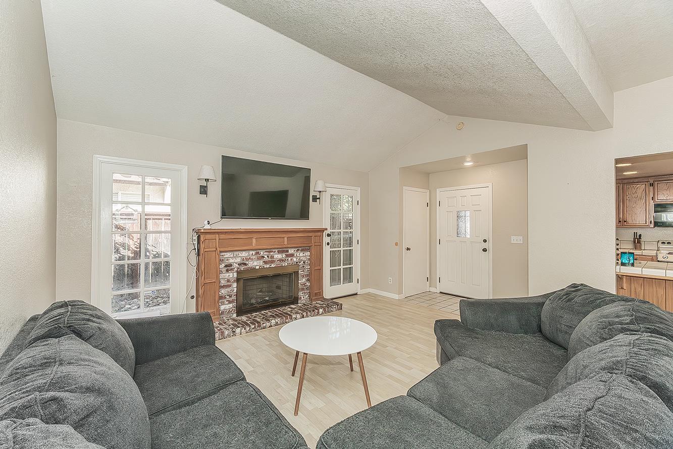 125 Queen Ln, Madera, CA 93637