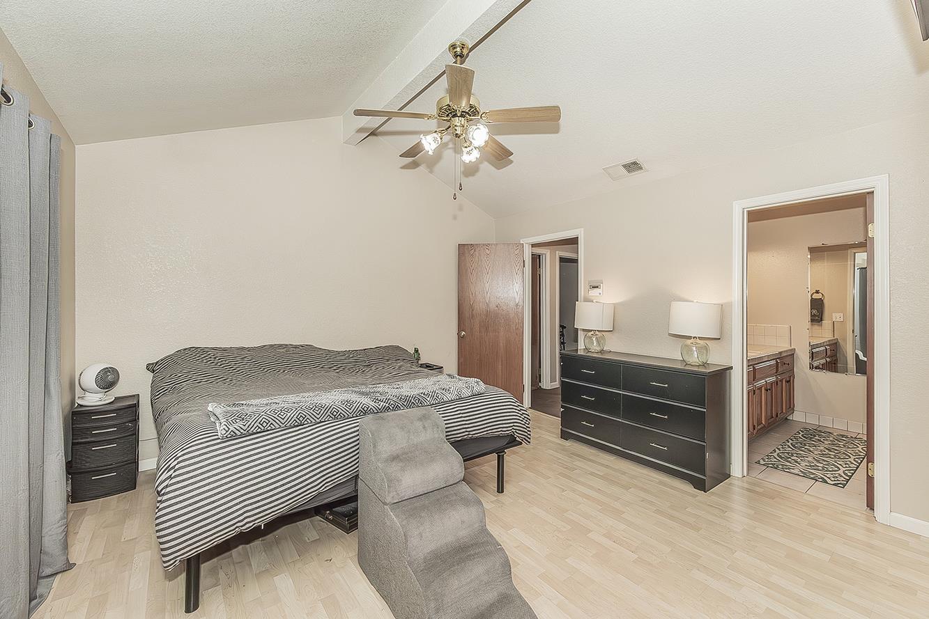 125 Queen Ln, Madera, CA 93637