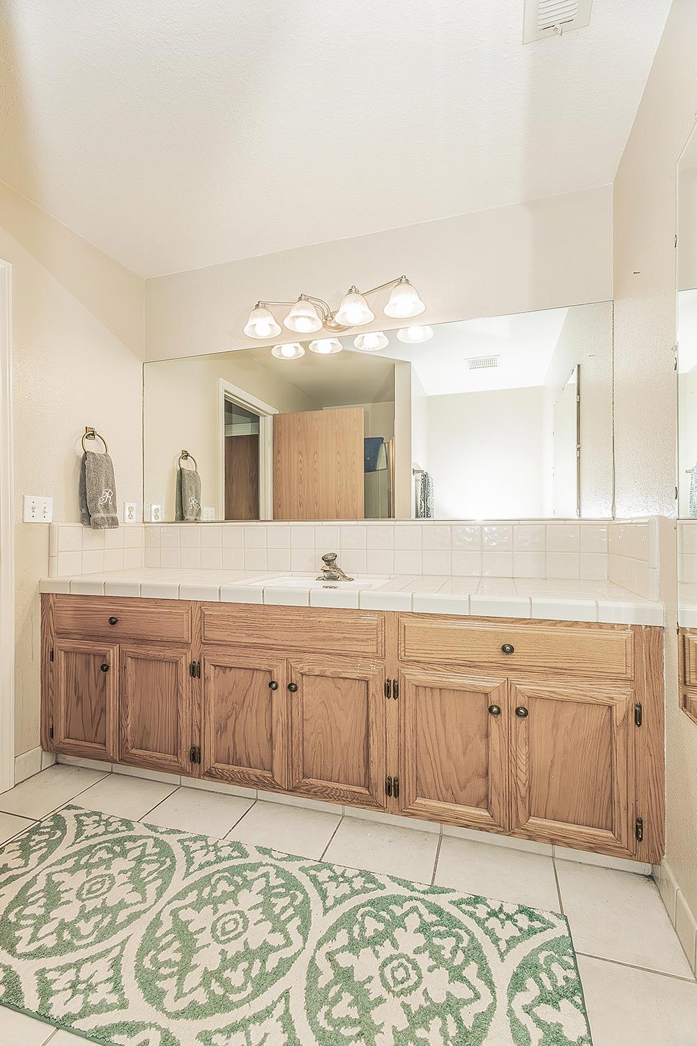 125 Queen Ln, Madera, CA 93637